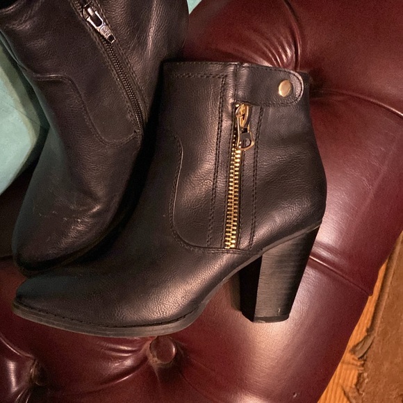 Cute black ankle boots. Nice gold hardware. Zips from the inside. Size 7 - Picture 2 of 4